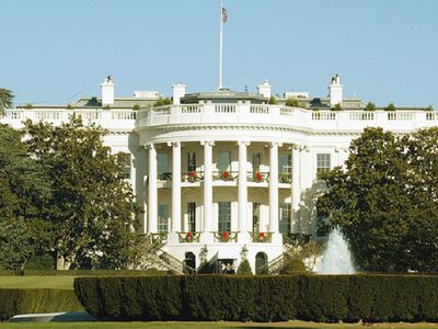 Белый дом опроверг информацию о решении поставлять летальное оружие Киеву - В Мире