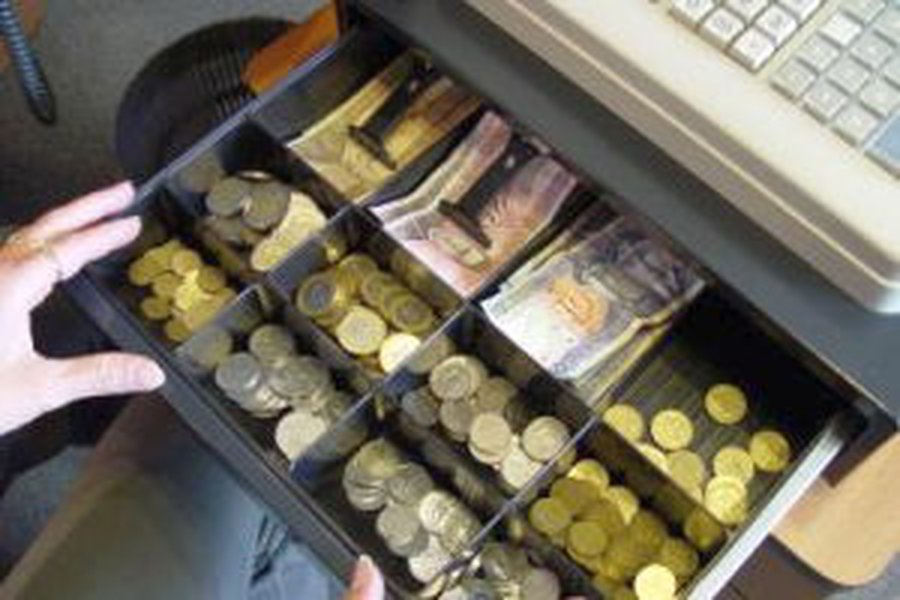 Ограблены квартира и касса магазина                                                                                  - Происшествия и криминал