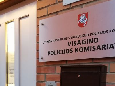 Сотрудники полиции оперативно задержали висагинца, подозреваемого в поджоге дверей здания комиссариата - Происшествия и криминал