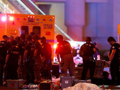 Число погибших в результате стрельбы в Лас-Вегасе возросло до 50 человек - В Мире