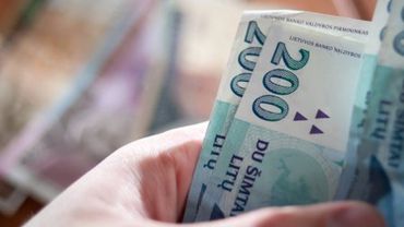 Минимальную зарплату в Литве поднимают на 17%