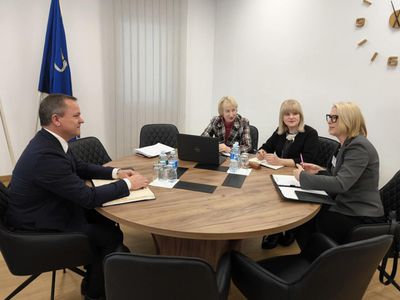 Мэр встретился с руководителем команды внешней оценки, проводимой в прогимназии «Геросёс вильтес» - В Висагинасе