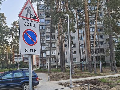 В связи с работами по реконструкции въезда во двор № 109 парковка запрещена с 8.00 до 17.00 - В Висагинасе