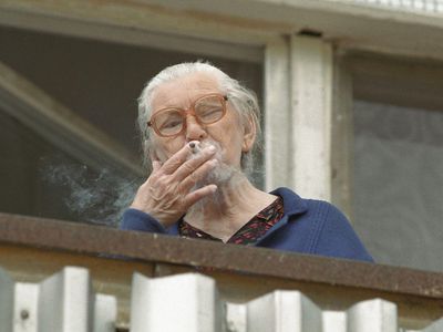 Можно ли вам курить на балконе, решат соседи (видео) - В Висагинасе