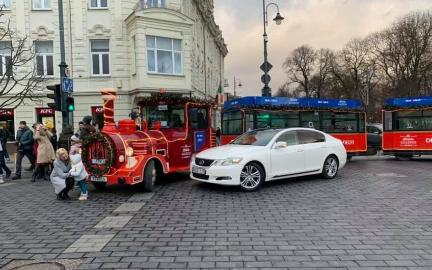 В Вильнюсе веселое катание на рождественском поезде остановил брошенный на дороге Lexus