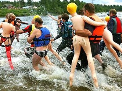 Заплыв на резиновых женщинах прошел в Новосибирске - Хобби, отдых и развлечения