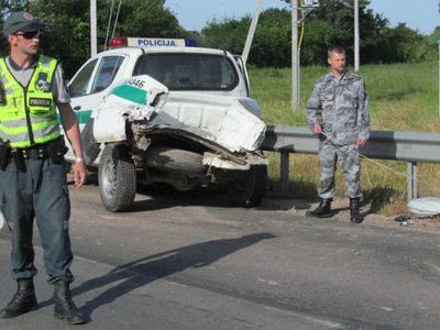 Автомобиль литовской полиции во время погони столкнулся с поездом - Происшествия и криминал