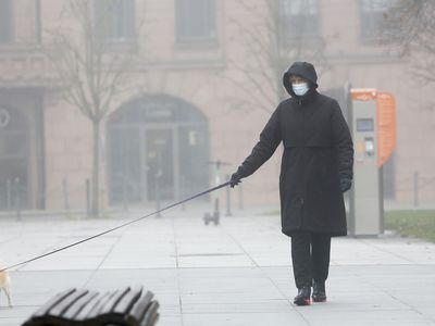 C 25 февраля на улице разрешается не надевать маски, если в радиусе 2 м нет других людей - Литва и страны Балтии