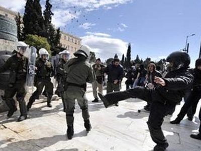 Полиция применила газ против бастующих греков - В Мире