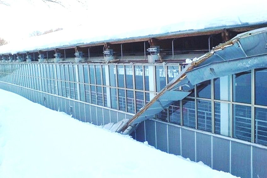В Таллине у спортивного комплекса под тяжестью снега обвалилась крыша