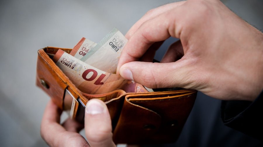 Предложение правительства: в следующем году – минимальная зарплата на 20 евро больше - Литва и страны Балтии