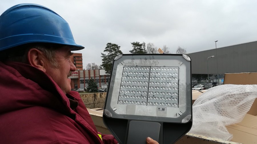 На ул. Ветерану началась установка новых светильников - В Висагинасе