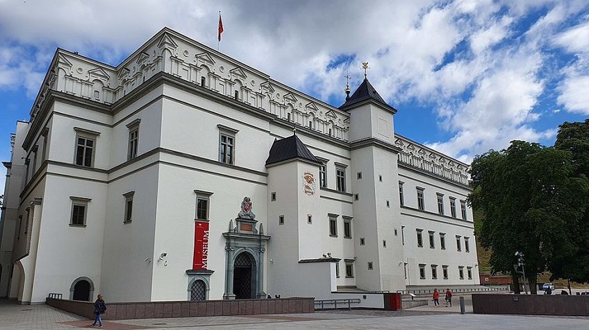 На стене Великокняжеского дворца увековечена созданная в Литве единица измерения длины