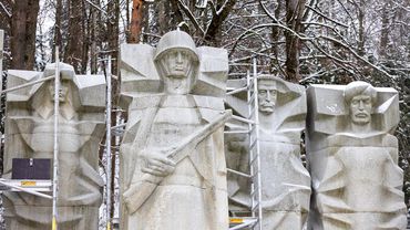 На Антакальнисском кладбище сняли одну из шести стел – провокаций не зафиксировано