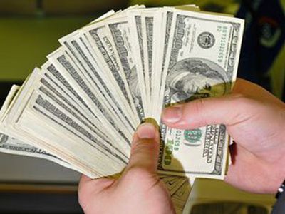 Россияне бросились скупать доллары                                                                 - В Мире