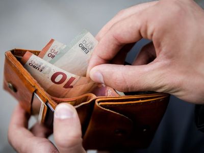 Предложение правительства: в следующем году – минимальная зарплата на 20 евро больше - Литва и страны Балтии