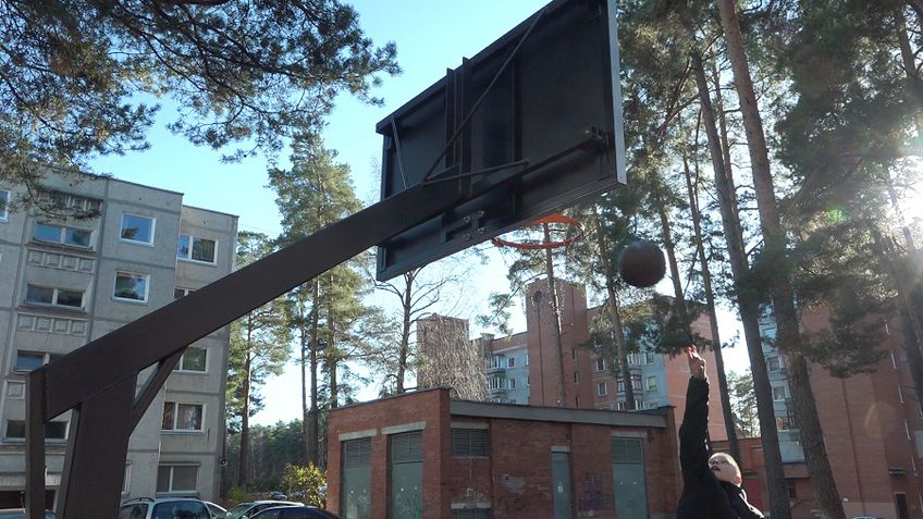 В Висагинасе выполнен ремонт баскетбольных площадок во дворах (видео)