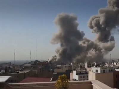 США и Израиль нанесли серию военных ударов по территории Ирана - В Мире