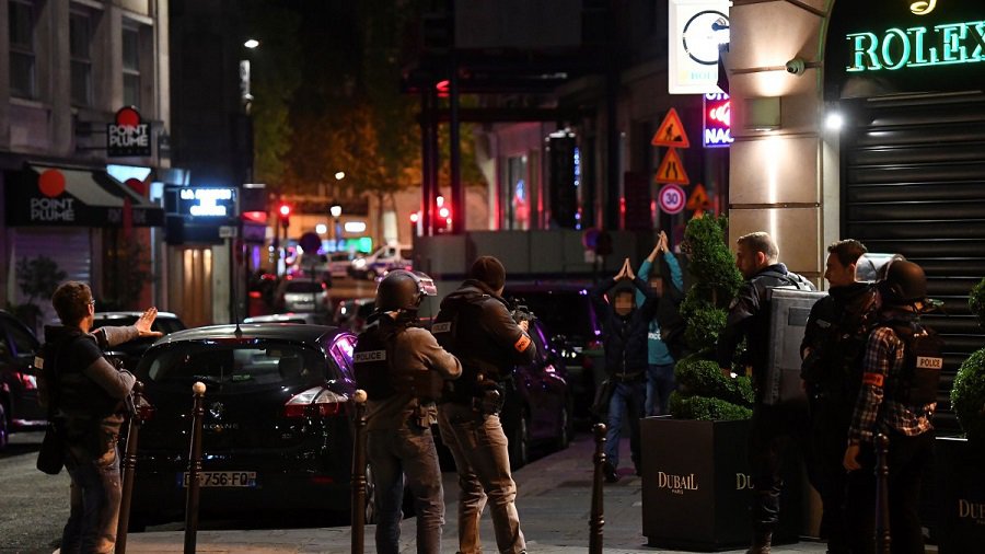 Полицейский убил трех человек в городе к северу от Парижа - В Мире