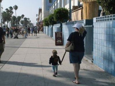 Paplūdimyje automobilis įsirėžė į minią, sužeista 12 žmonių
 - Pasaulyje