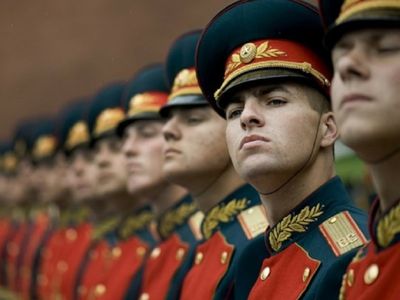 В России празднуют день защитника Отечества - В Мире