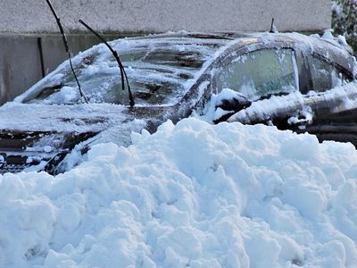 Замерзшая в бачке жидкость стеклоомывателя - проблема, с которой сталкиваются многие автовладельцы - Это интересно
