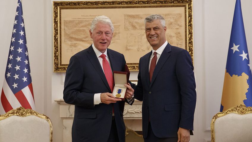 Buvęs JAV prezidentas B. Clintonas Kosove apdovanotas Laisvės ordinu