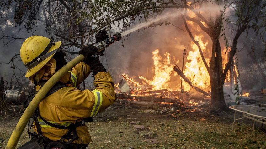 JAV Kalifornijos valstijoje dėl miškų gaisrų paskelbta nepaprastoji padėtis