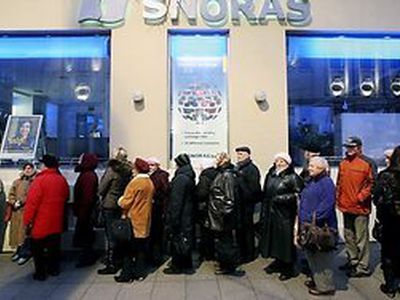 Люди толпятся у банка Snoras с самого утра                                 - Литва и страны Балтии