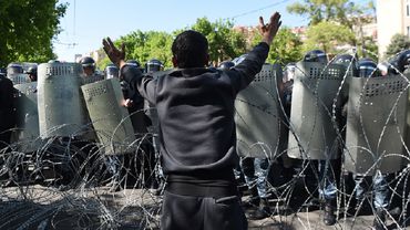 В Армении лидер митингующих заявил, что начинает "бархатную революцию"