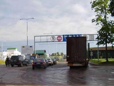 Очереди на границе с Россией не уменьшаются – россияне обыскивают автомобили литовцев - Литва и страны Балтии