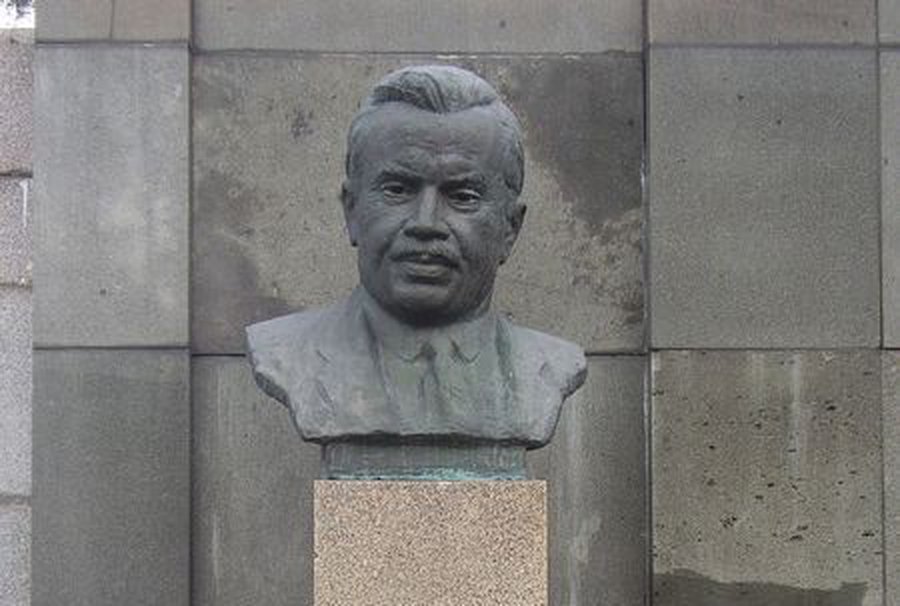 С вильнюсского кладбища похищен бюст Антанаса Снечкуса - Литва и страны Балтии