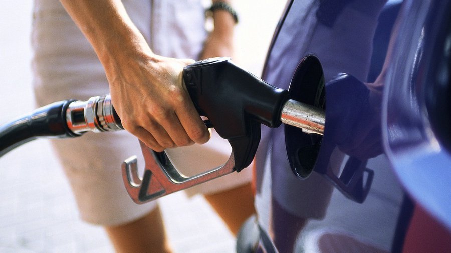 После вмешательства правительства в Литве ожидают падения цен на топливо - Литва и страны Балтии