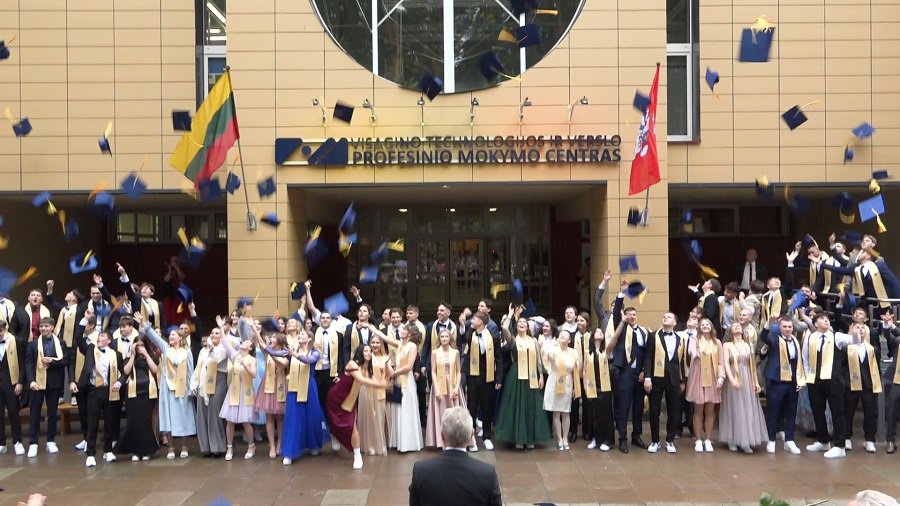 Последний звонок прозвучал для 88 выпускников Висагинского центра профессионального обучения технологиям и бизнесу (видео) - В Висагинасе