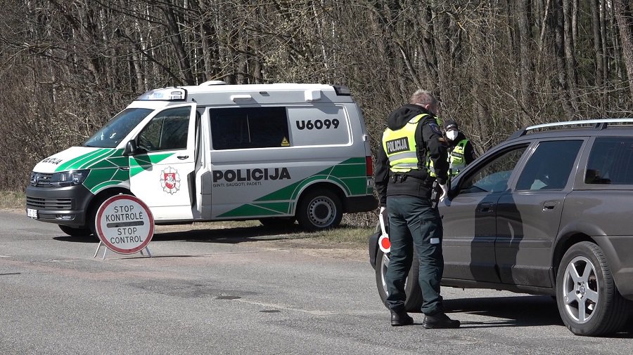На все время пасхальных праздников въезд в город ограничен (видео) - В Висагинасе