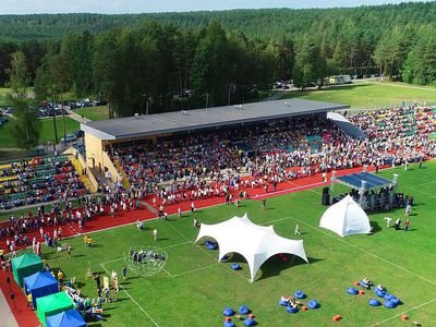 Первый звонок для всех школ Висагинаса в этом году прозвенел на городском стадионе (видео) - В Висагинасе