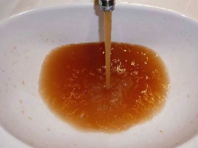 Могут ли жители Висагинаса рассчитывать на компенсацию за ржавую питьевую воду в трубах? (видео) - В Висагинасе