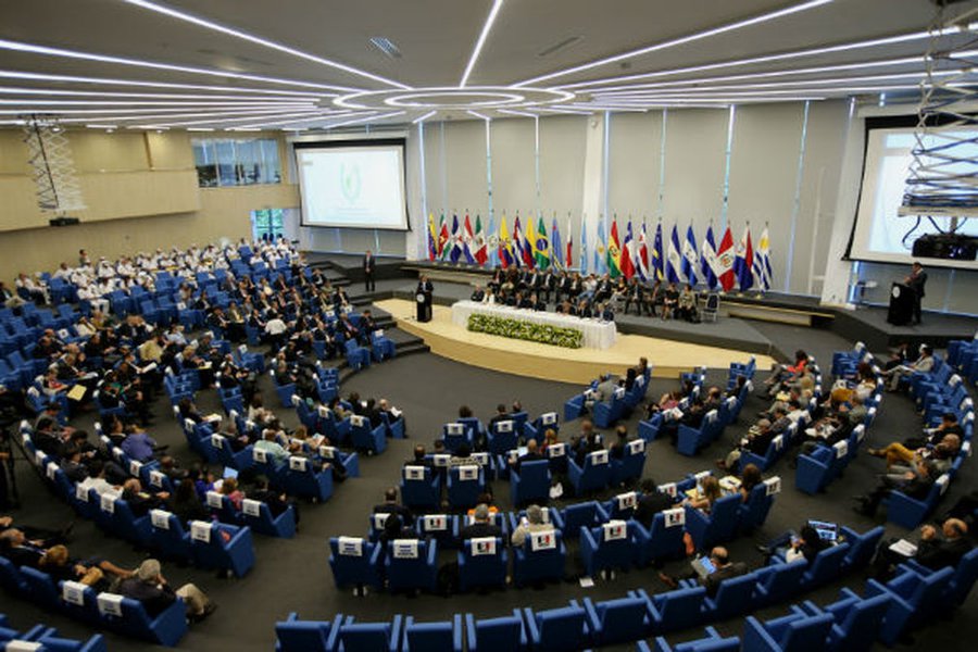 Латиноамериканский парламент выступил против любого внешнего вмешательства в Венесуэлу - В Мире