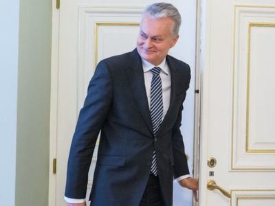 Г. Науседа отправился на работу пешком - Литва и страны Балтии