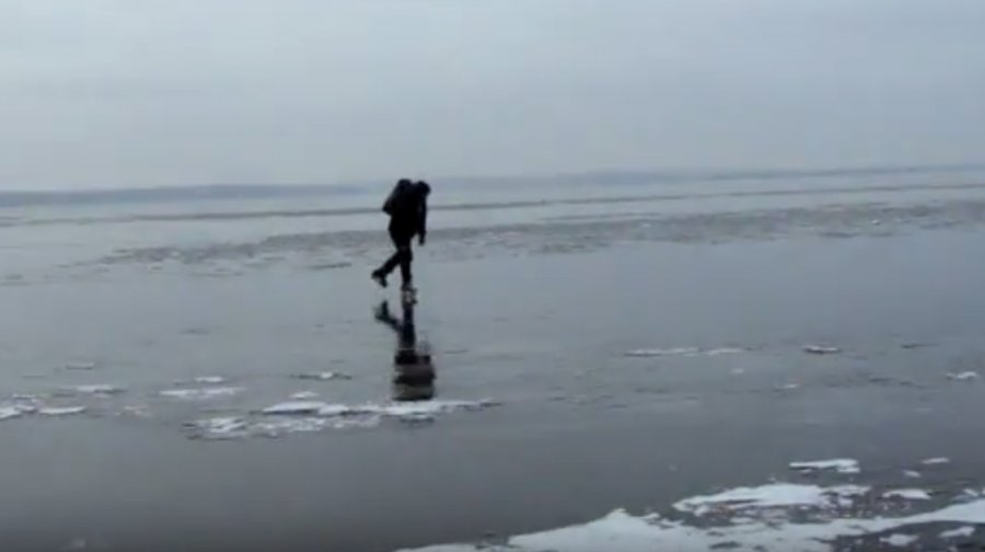 Пожарные предупреждают: лед становится все опаснее - Литва и страны Балтии