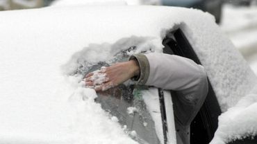 Счищать снег с автомобиля – обязательно! 