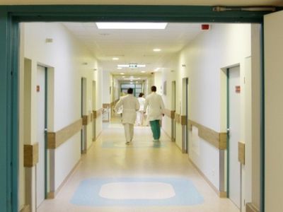 Со второго этажа жилого дома выпала женщина - Происшествия и криминал