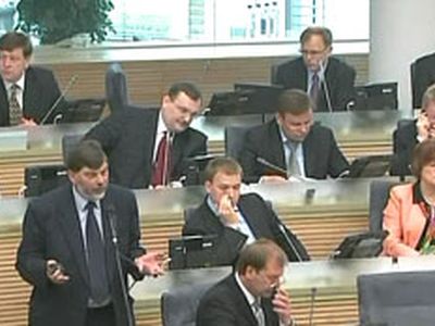 Сокращены зарплаты политиков, судей и госслужащих
 - Литва и страны Балтии