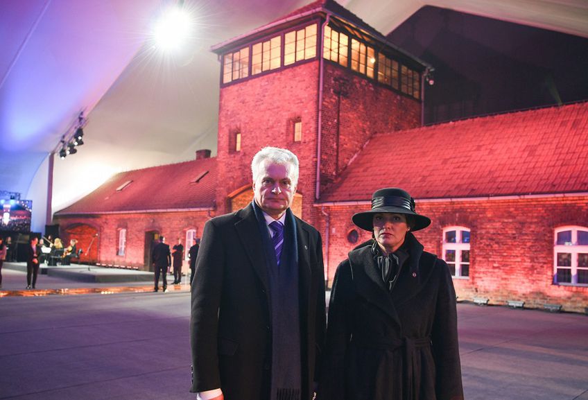 Президент с супругой почтили память жертв Холокоста в Польше