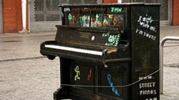 «Сыграй на мне, я твой»: на улицах Лондона появились общественные пианино 