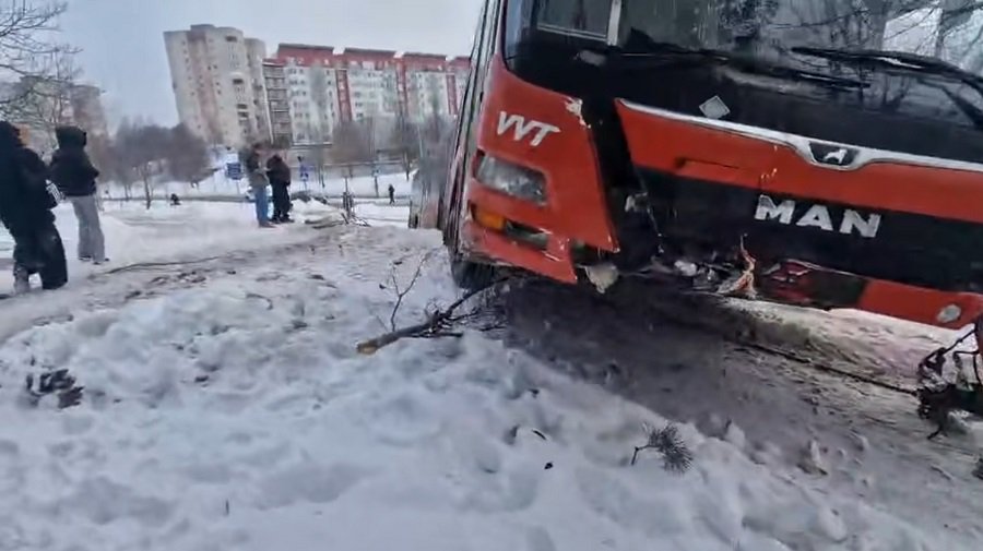 Авария автобуса в Вильнюсе: скользкая дорога или техническая неисправность - Происшествия и криминал