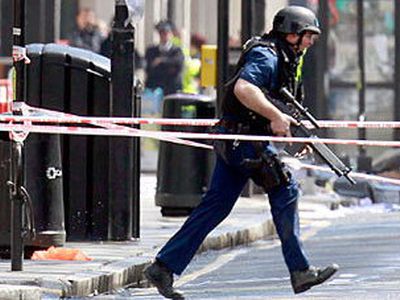 Лондонская полиция арестовала захватившего заложников мужчину                                 - Происшествия и криминал