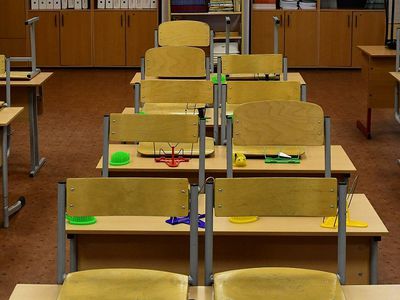 Учителей поставили перед фактом: вакцинация, тестирование или отстранение от работы - Литва и страны Балтии