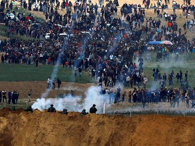 Армия Израиля: в беспорядках у границы сектора Газа участвуют до 40 тыс. палестинцев - В Мире