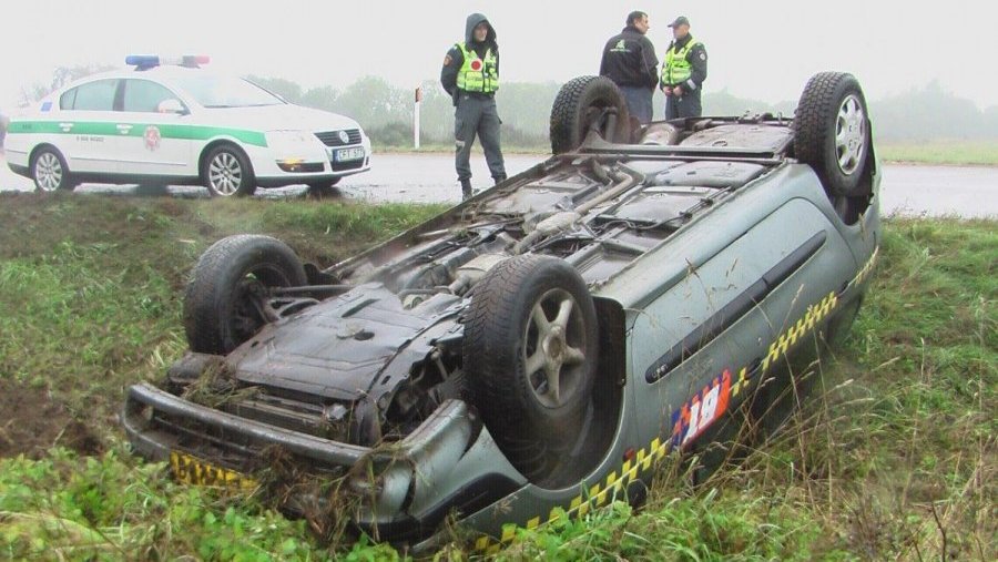 
Taksistui paskambinęs kolega pasiteiravo, ką šis veikia, o automobilis tuo metu apsivertė
 - Įvykiai ir kriminalas